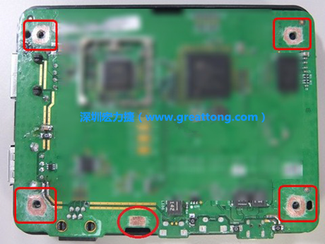 手動(dòng)去綠漆。使用傳統(tǒng)的刀片去除綠漆后的效果。