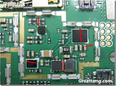 圖中顯示一塊電路板使用這種屏蔽夾(shielding clip)的實例?；旧衔覀冊趶澖堑牡胤蕉荚O計擺放了一個屏蔽夾，這樣可以讓作業(yè)員比較方便安裝屏蔽罩(shielding can)時的對位準確。然后在其他沒有屏蔽夾的地方也設計了一些接地的布線，一來可以稍微提升屏蔽罩的電磁隔絕能力，另一方面也可以為屏蔽夾無效時，馬上可以更改為屏蔽框，而無需要重新設計電路板。